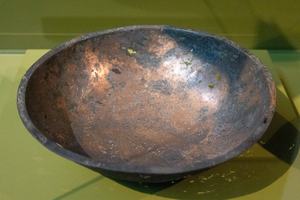 14. Hanze-Schale aus Kupfer mit einer Gravur der „Humilitas“ (ca. 1200 n. Chr.)
