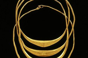 6. Vier goldene Halsringe aus Olst (spätrömische Zeit, ca. 400 n. Chr.)