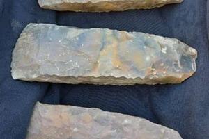 5. Drie grote vuurstenen bijlen uit Collendoorn bij Hardenberg (ca 3450-2750 v.Chr.)